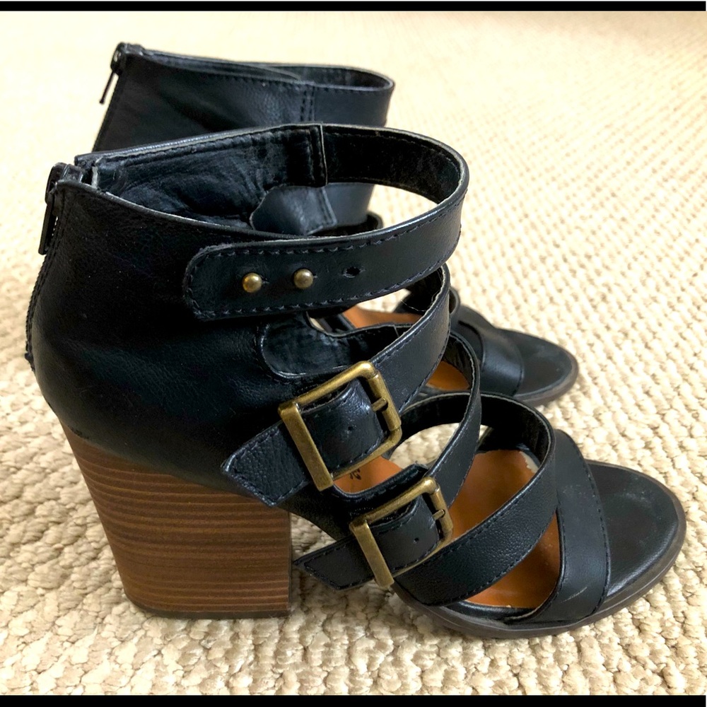 Strappy black buckle Mudd heels